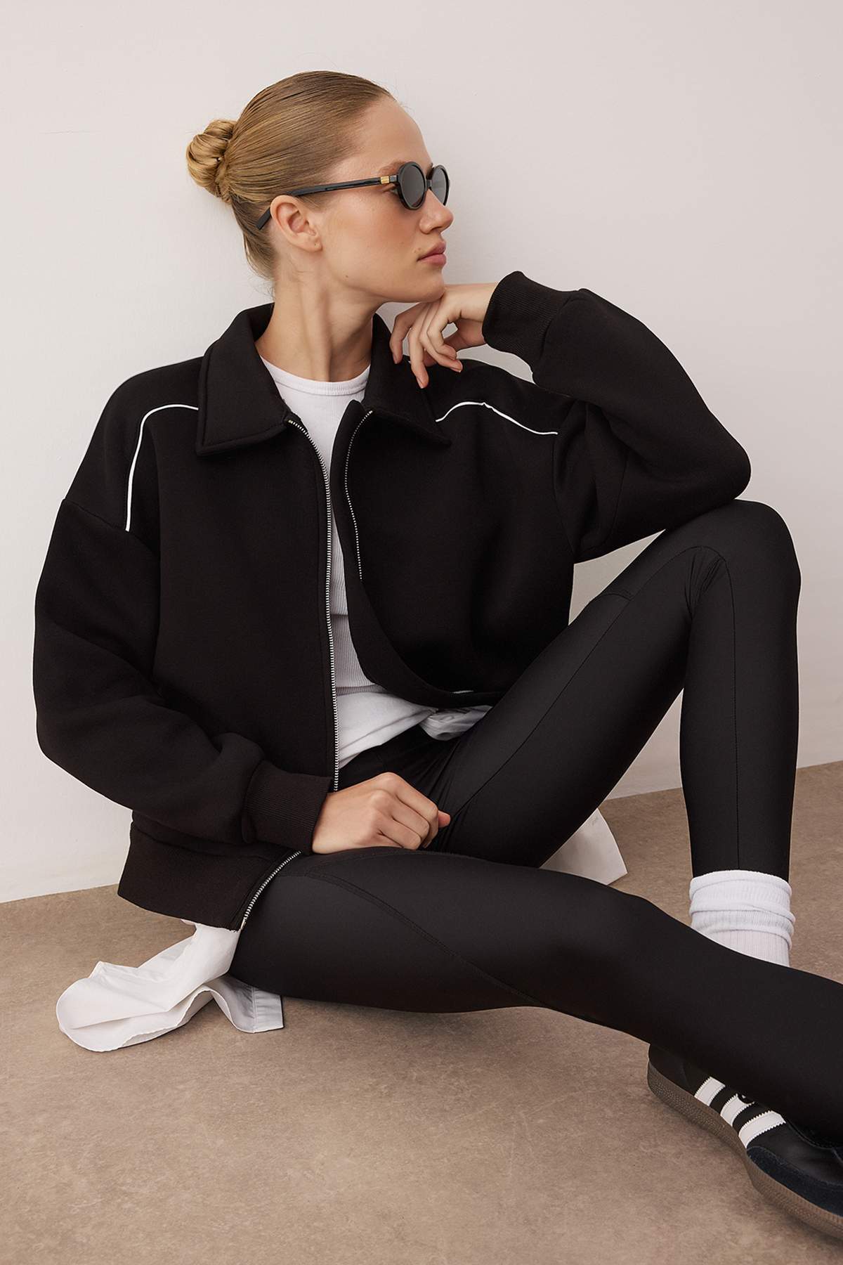 Siyah Oversize/Geniş Kalıp Fermuarlı Biye Detaylı Örme Sweatshirt TWOAW26SW00147 Main image