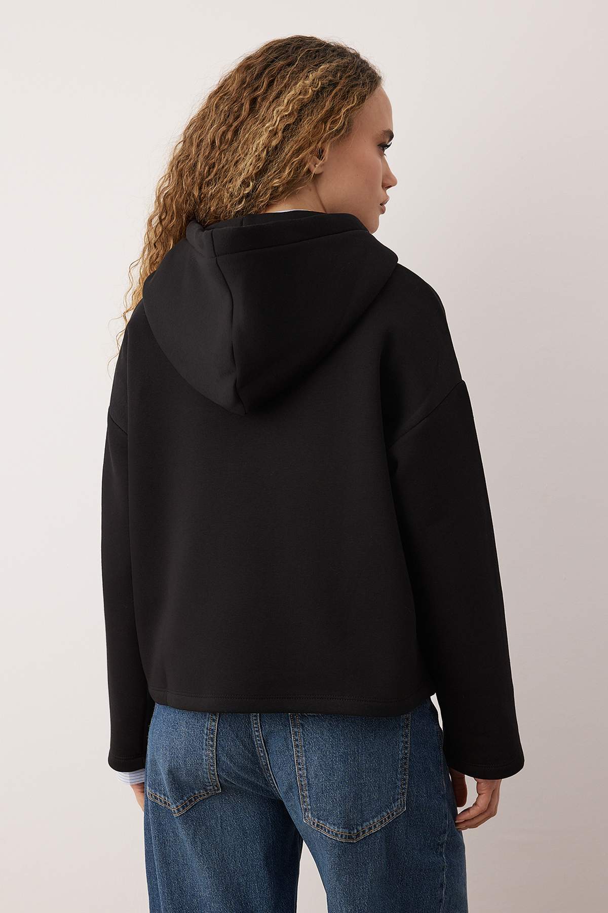 Trendyolmilla Siyah Kalın İçi Polarlı Yarım Pat Fermuarlı Oversize Kapüşonlu Örme Sweatshirt TWOAW26SW00060