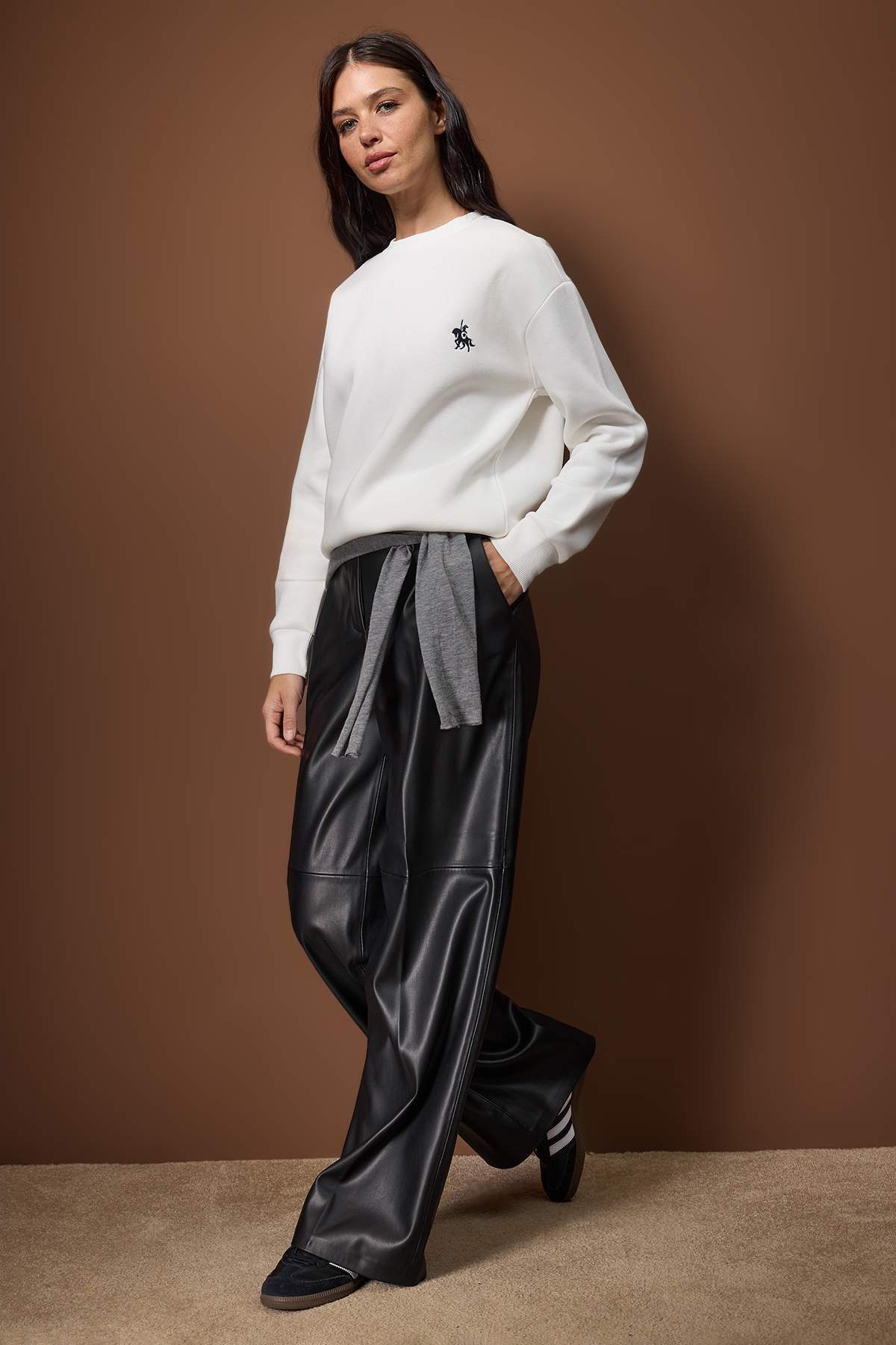 Ekru Kalın İçi Polarlı Regular/Normal Kalıp Nakışlı Örme Sweatshirt TWOAW26SW00253 Secondary image