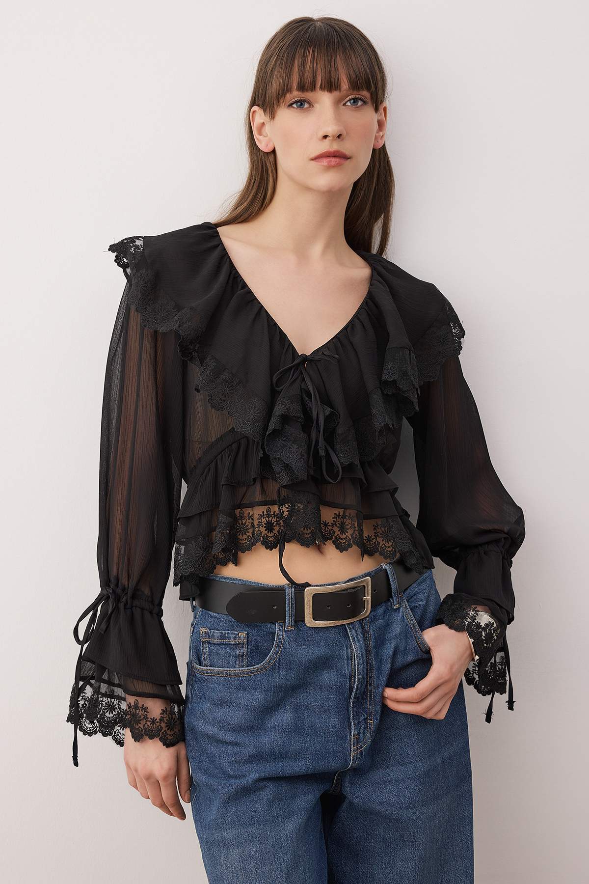 Trendyolmilla Siyah Dantel Detaylı Fırfırlı Dokuma Party Bluz TPRAW26BZ00015 Secondary image