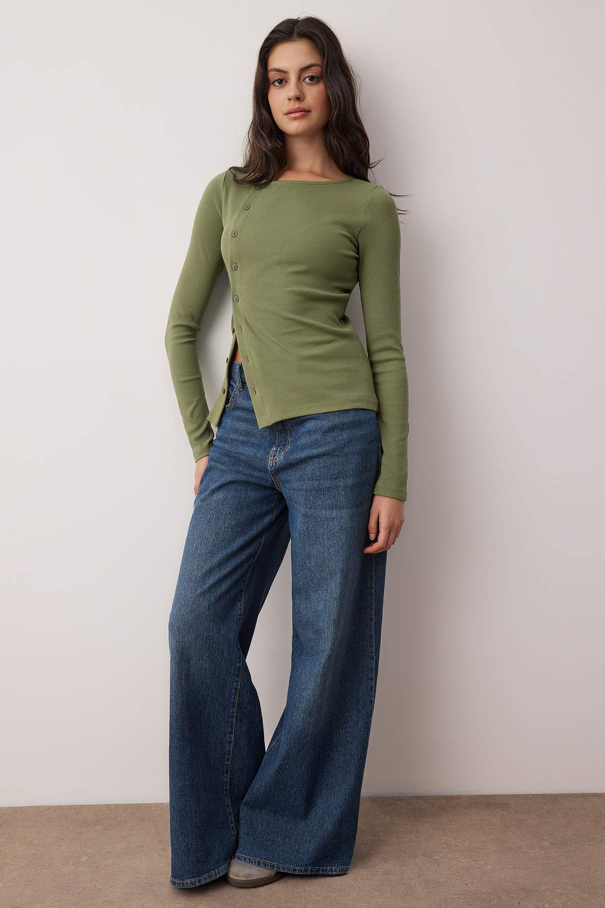 Trendyolmilla Kırmızı Düğmeli Bisiklet Yaka Vücuda Oturan Fitilli Esnek Örme Bluz TWOAW26BZ00104