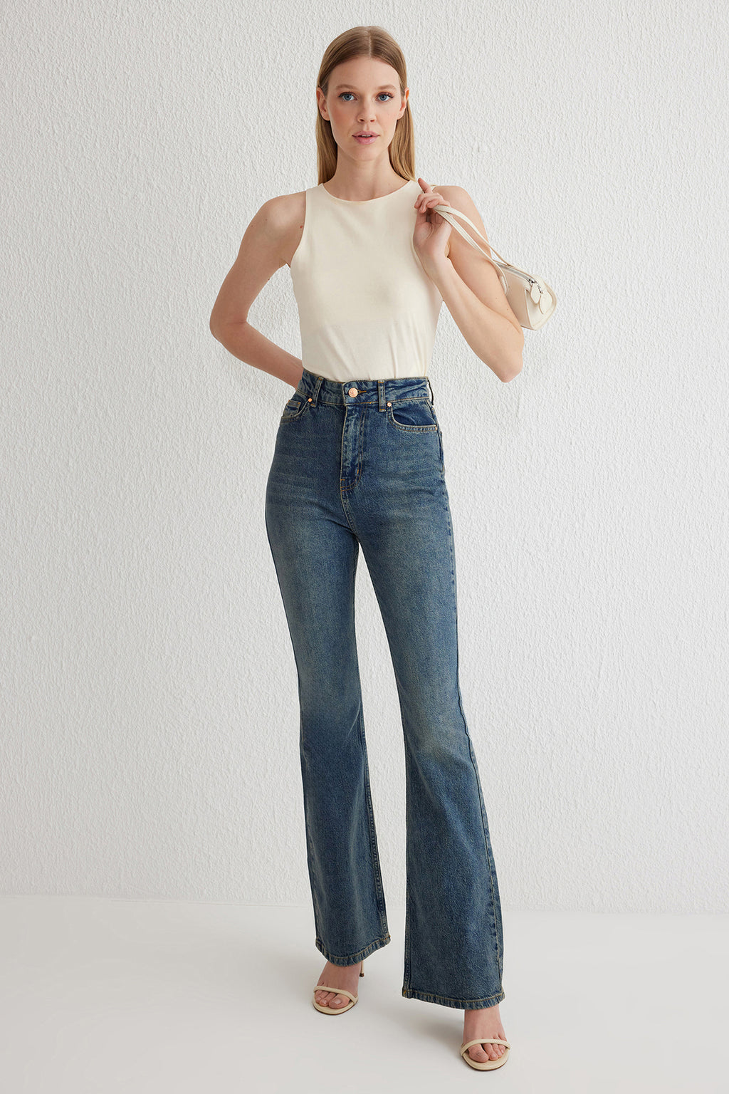 Trendyolmilla Mavi Yüksek Bel Comfort/Esnek Flare İspanyol Paça Jeans TWOSS25JE00101