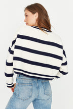 Trendyolmilla Lacivert Crop Çizgili Triko Kazak TWOAW23KZ00205