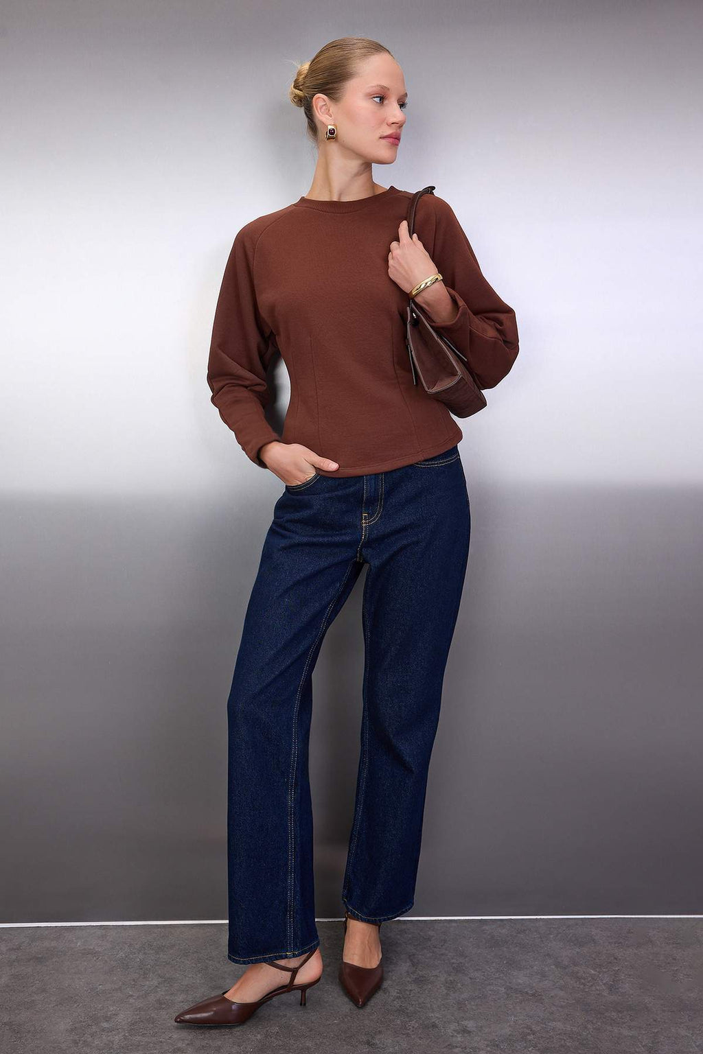Trendyolmilla Kahverengi Kalın Şardonsuz Belden Oturmalı Bisiklet Yaka Örme Sweatshirt TWOAW26SW00068