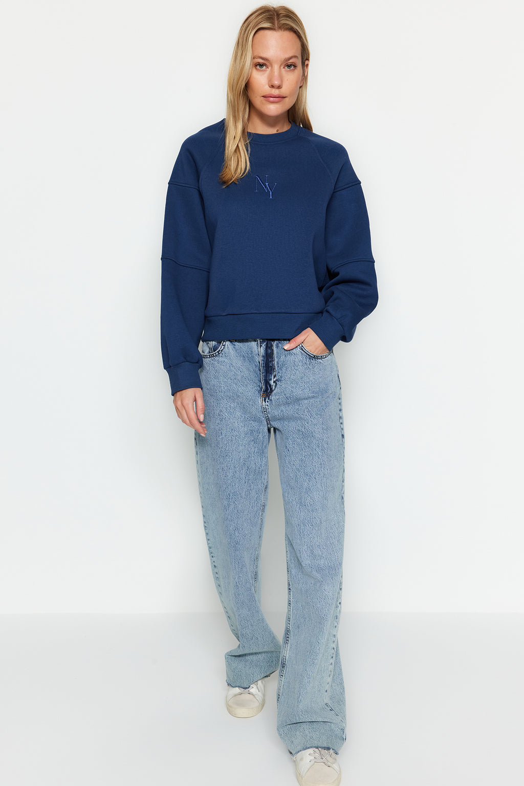 Trendyolmilla Taş Bisiklet Yaka Regular Fit Nakışlı Kalın İçi Polarlı Örme Sweatshirt TWOAW24SW00199