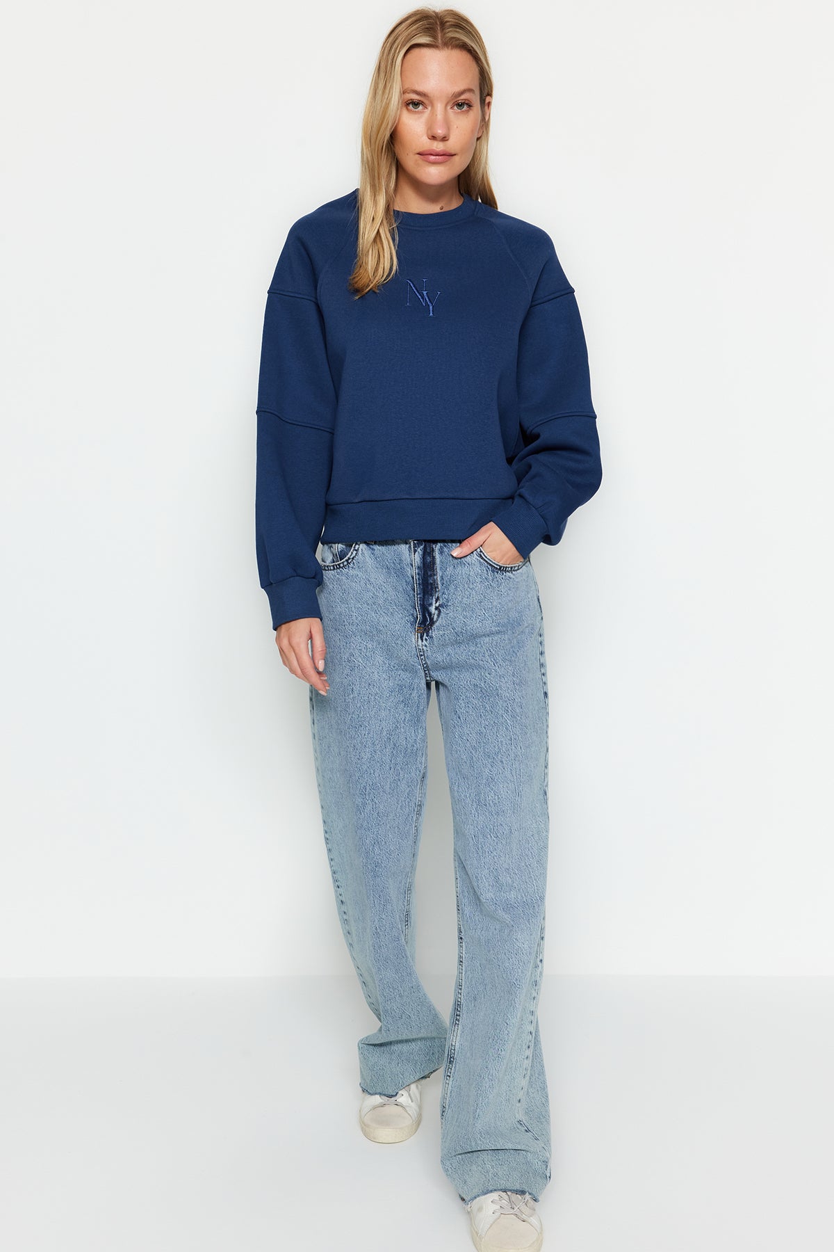 Trendyolmilla Taş Bisiklet Yaka Regular Fit Nakışlı Kalın İçi Polarlı Örme Sweatshirt TWOAW24SW00199