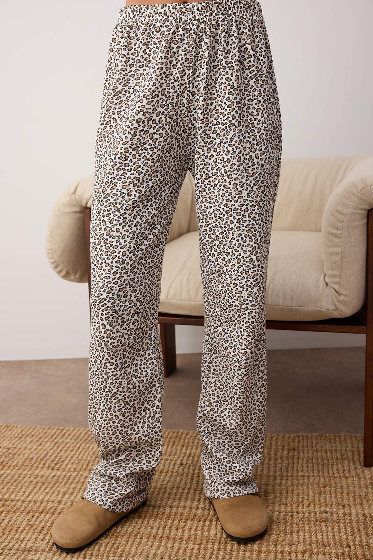 Trendyolmilla Siyah Pamuklu Leopar Desenli ve Yılbaşı Temalı Uyku Bantlı Örme Pijama Takımı THMAW25PT00223