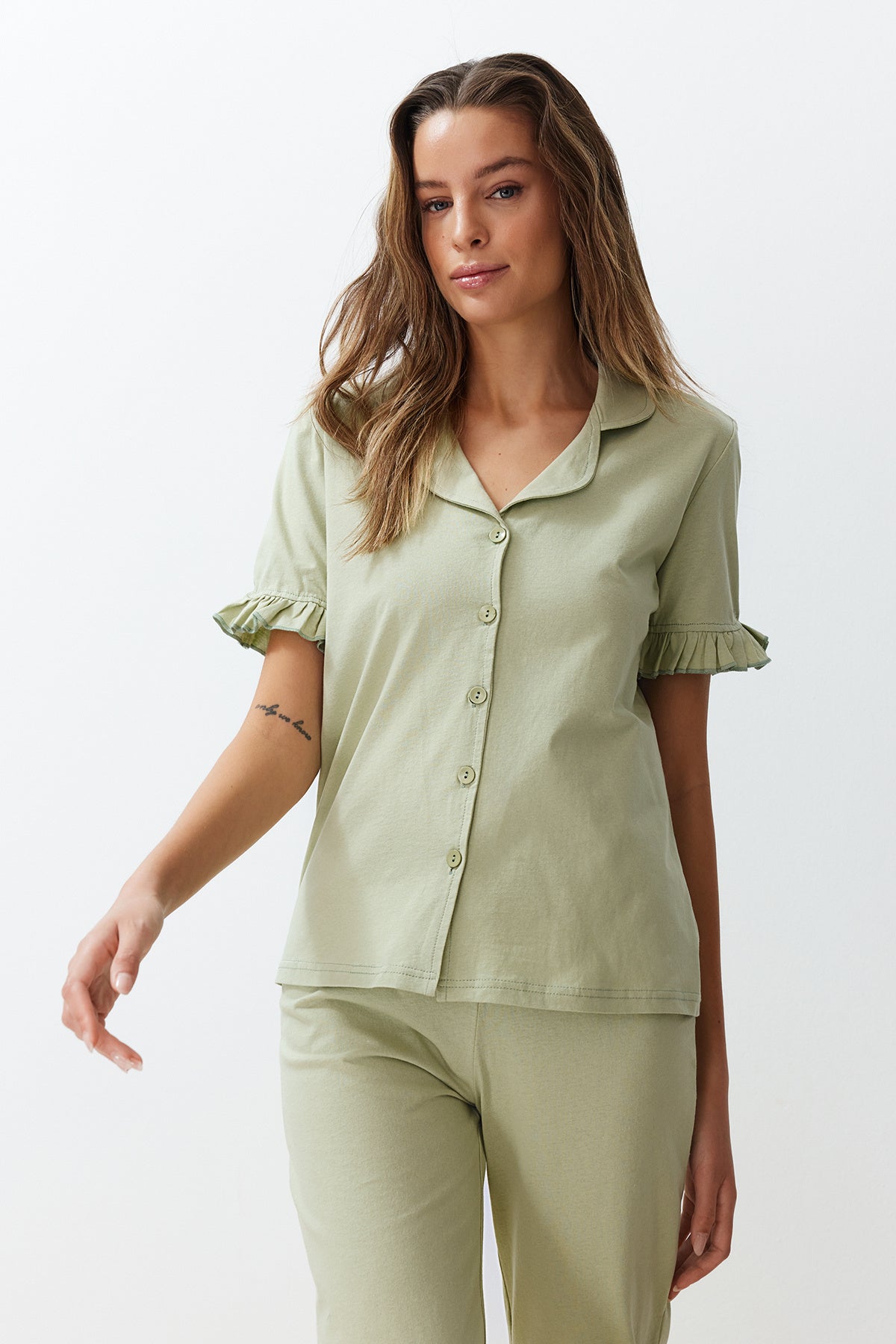 Trendyolmilla Gül Kurusu %100 Pamuklu Fırfır Detaylı Örme Pijama Takımı THMSS24PT00223