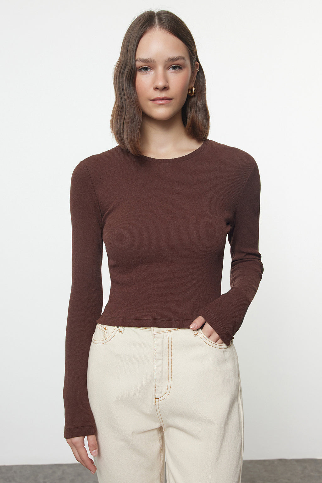 Trendyolmilla Kahverengi-Bej 2'li Paket Vücuda Oturan Bisiklet Yaka Fitilli Crop Esnek Örme Bluz TWOAW22BZ0331