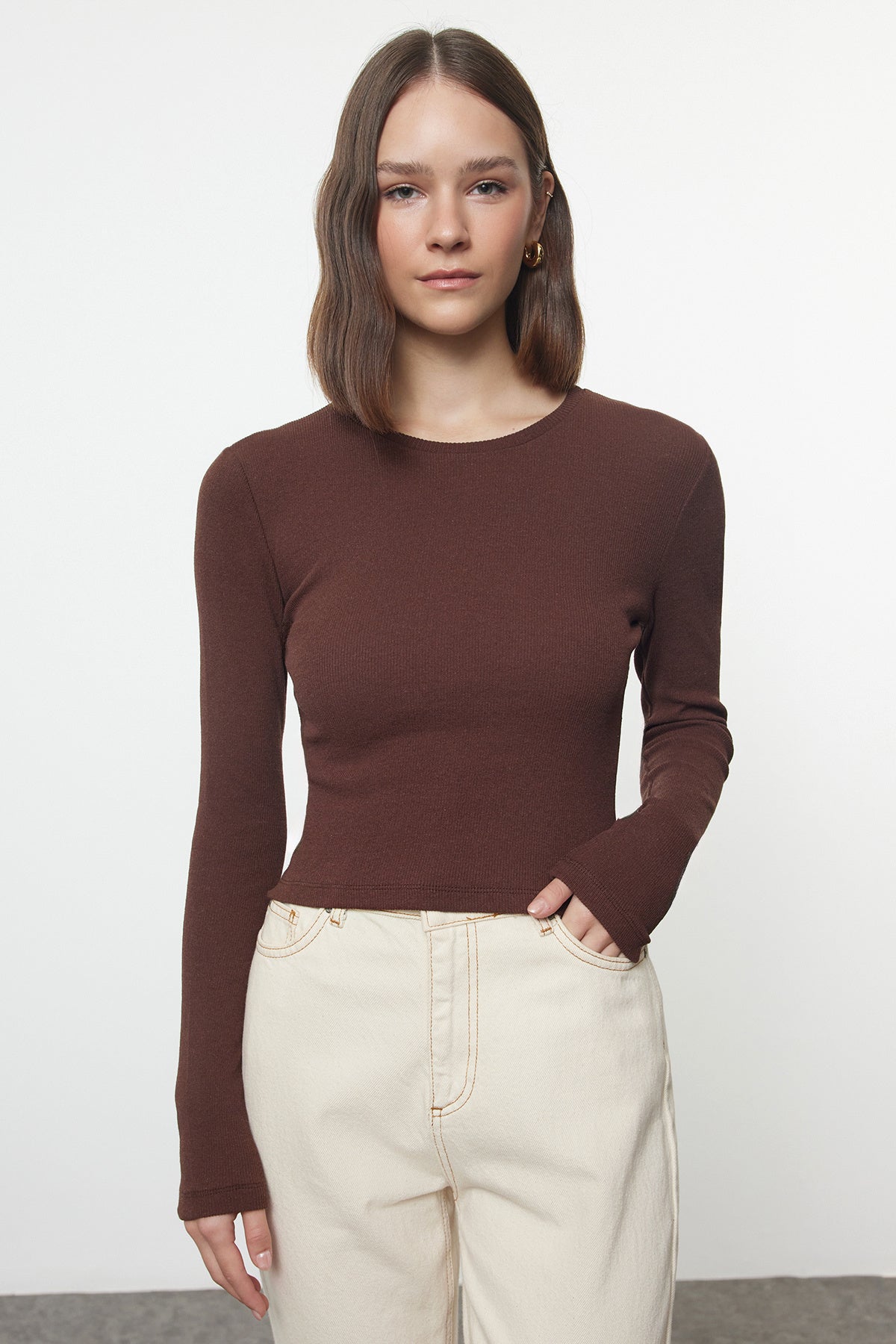 Trendyolmilla Kahverengi-Bej 2'li Paket Vücuda Oturan Bisiklet Yaka Fitilli Crop Esnek Örme Bluz TWOAW22BZ0331