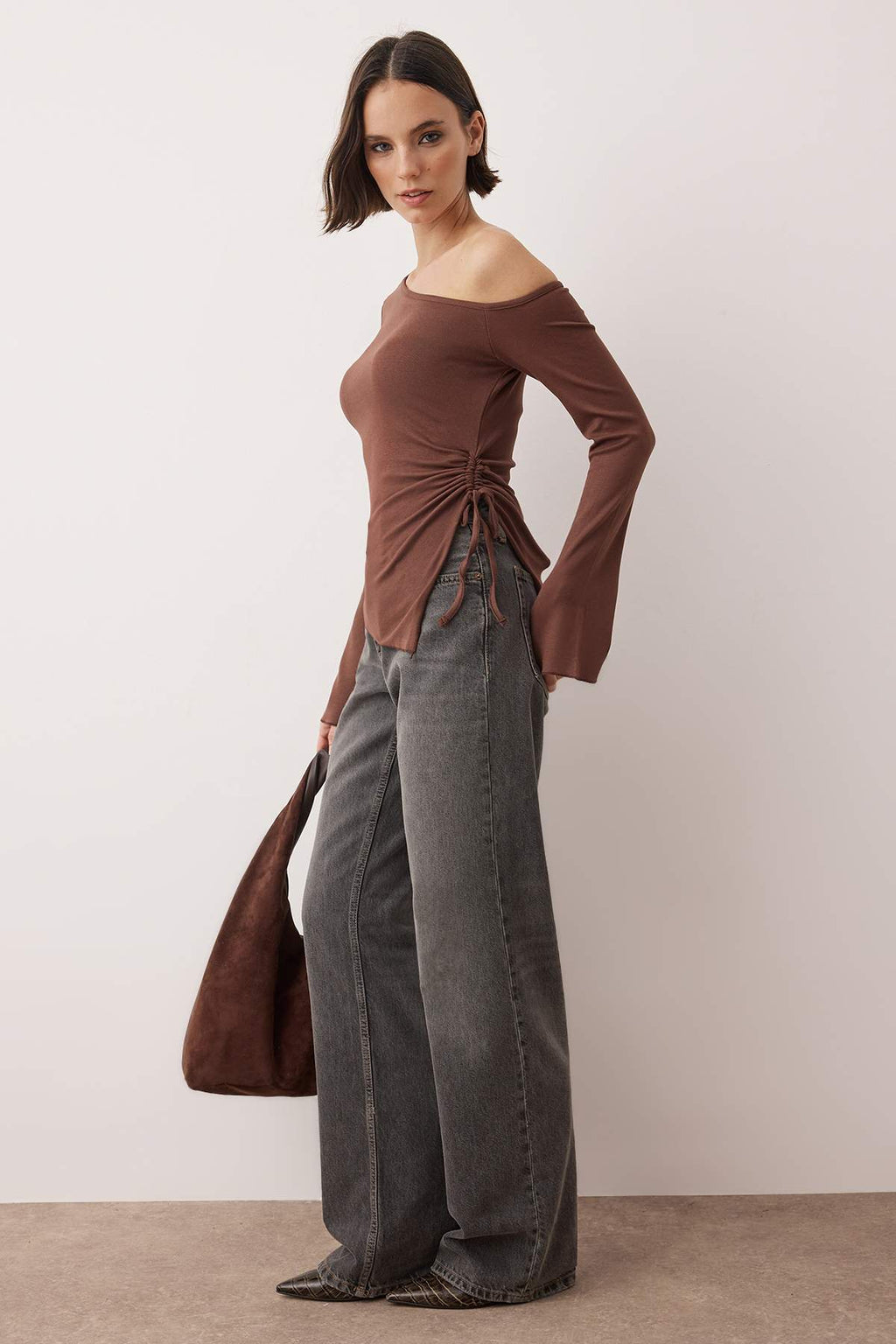 Trendyolmilla Kahverengi Açık Omuzlu Asimetrik Fitted/Vüdua Otuan İspanyol Kol Örme Bluz TWOAW26BZ00328