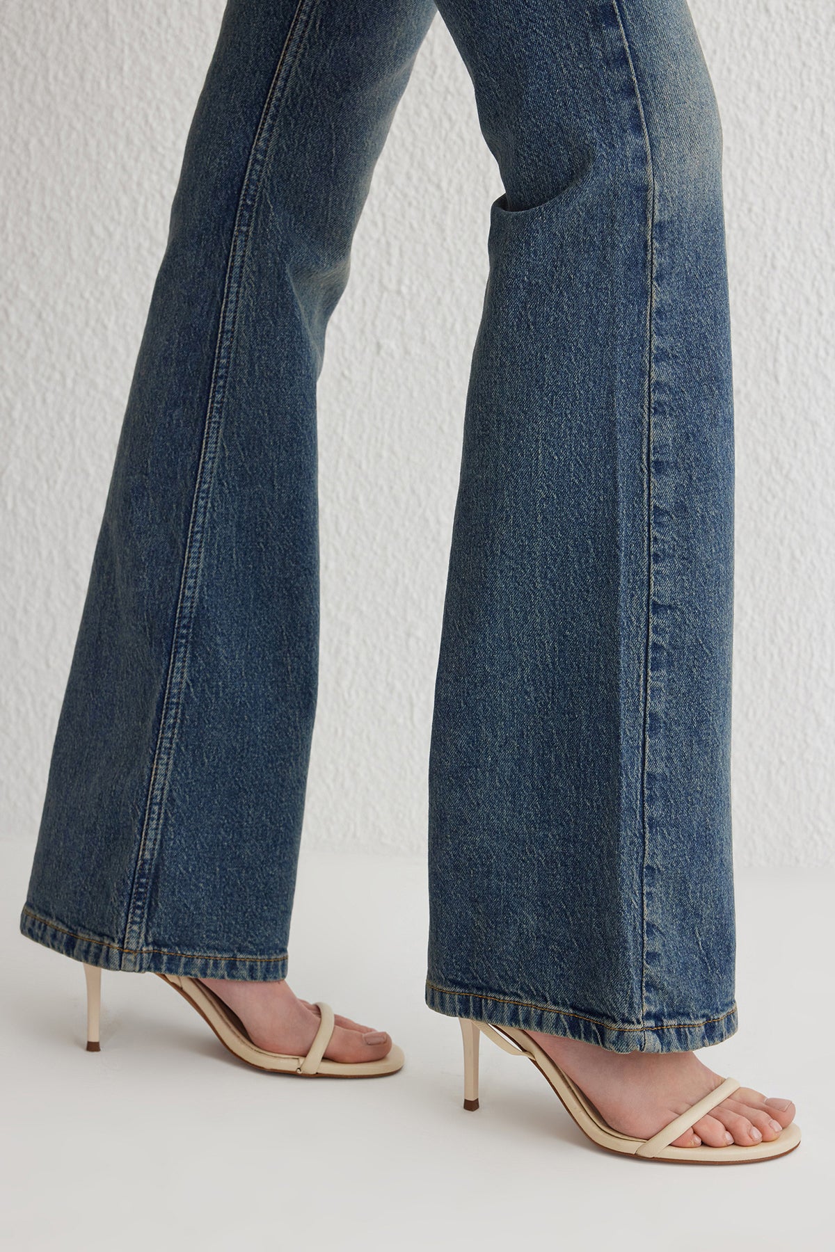 Trendyolmilla Mavi Yüksek Bel Comfort/Esnek Flare İspanyol Paça Jeans TWOSS25JE00101