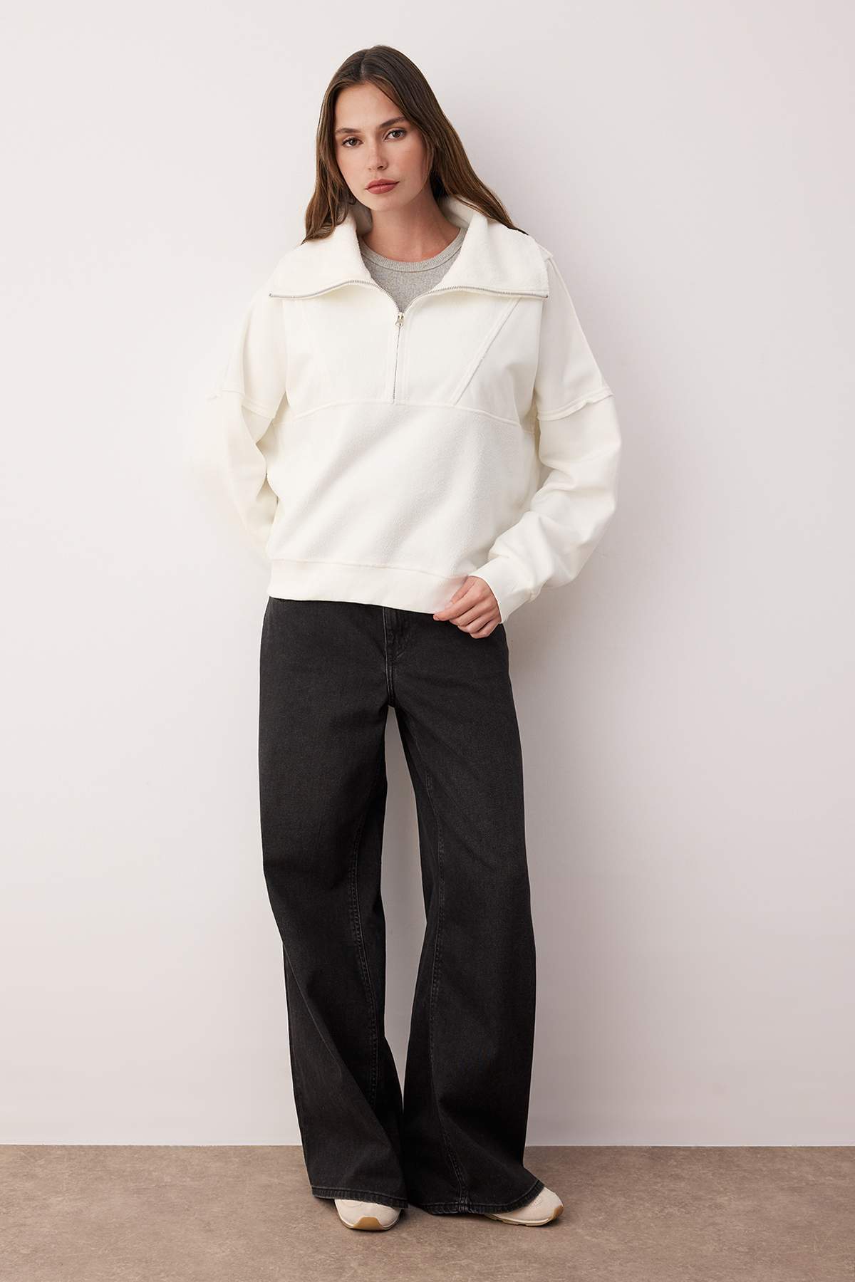 Trendyolmilla Ekru Regular/Normal Kalıp Polar Fermuarlı Cep Detaylı Kalın Örme Sweatshirt TWOAW26SW00009 Secondary image