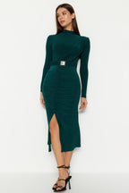 Trendyolmilla Siyah Fitted/Vücuda Oturan Dik Yaka Drapeli Kemerli Esnek Örme Kalem Elbise TWOAW22EL0434