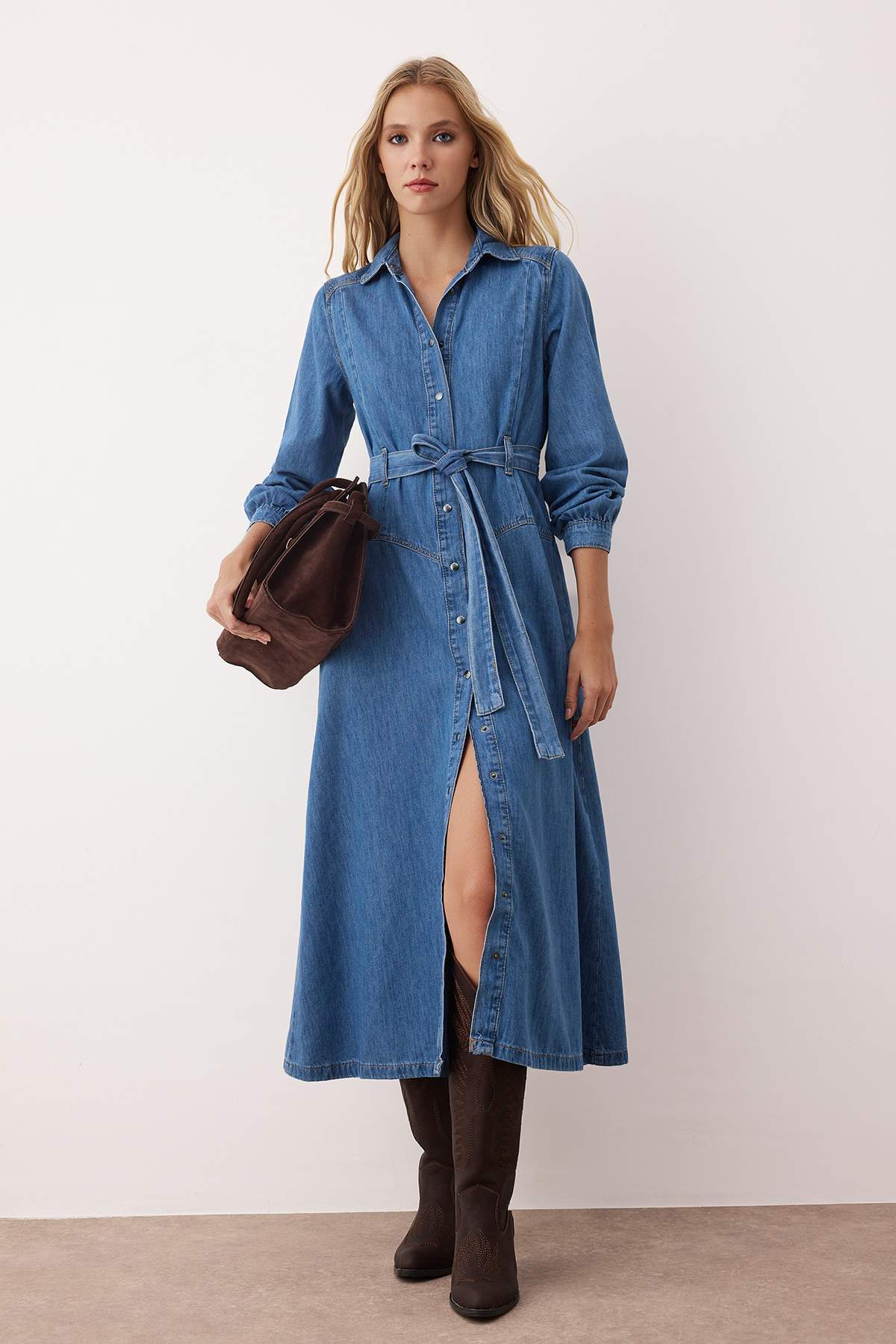 Trendyolmilla Mavi Kemer Detaylı Maxi Denim Elbise TWOAW26EL00044