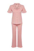 Trendyolmilla Gül Kurusu %100 Pamuklu Fırfır Detaylı Örme Pijama Takımı THMSS24PT00223