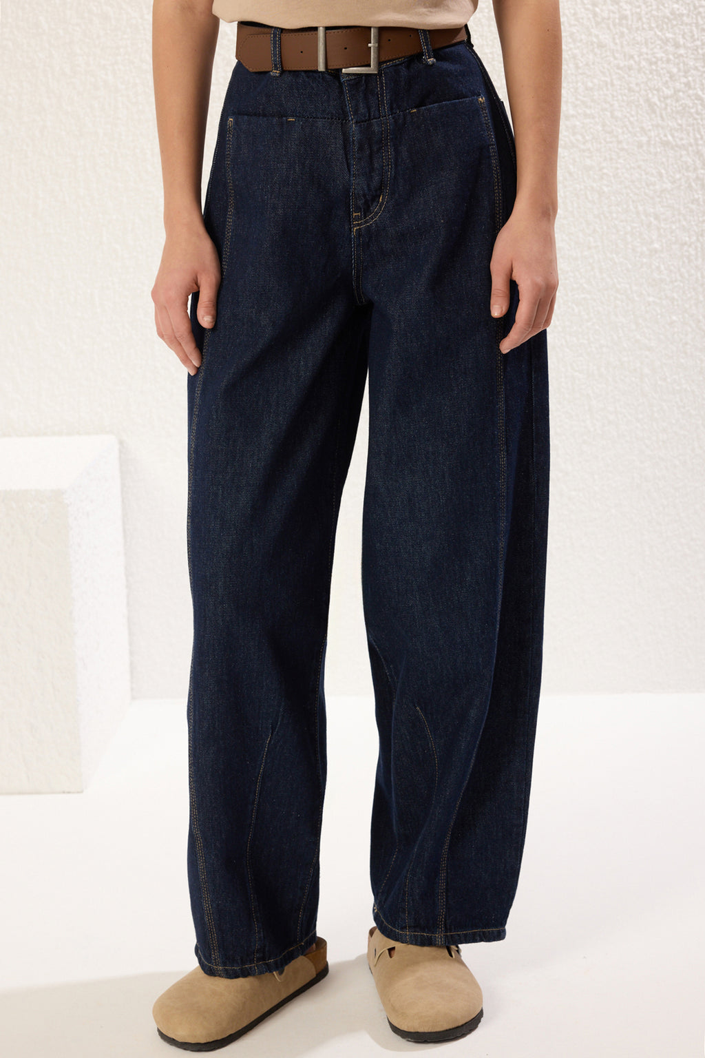 Trendyolmilla Ekru Kahverengi Kemerli Dikiş Detaylı Yüksek Bel Barrel Baggy Jeans TWOSS25JE00182