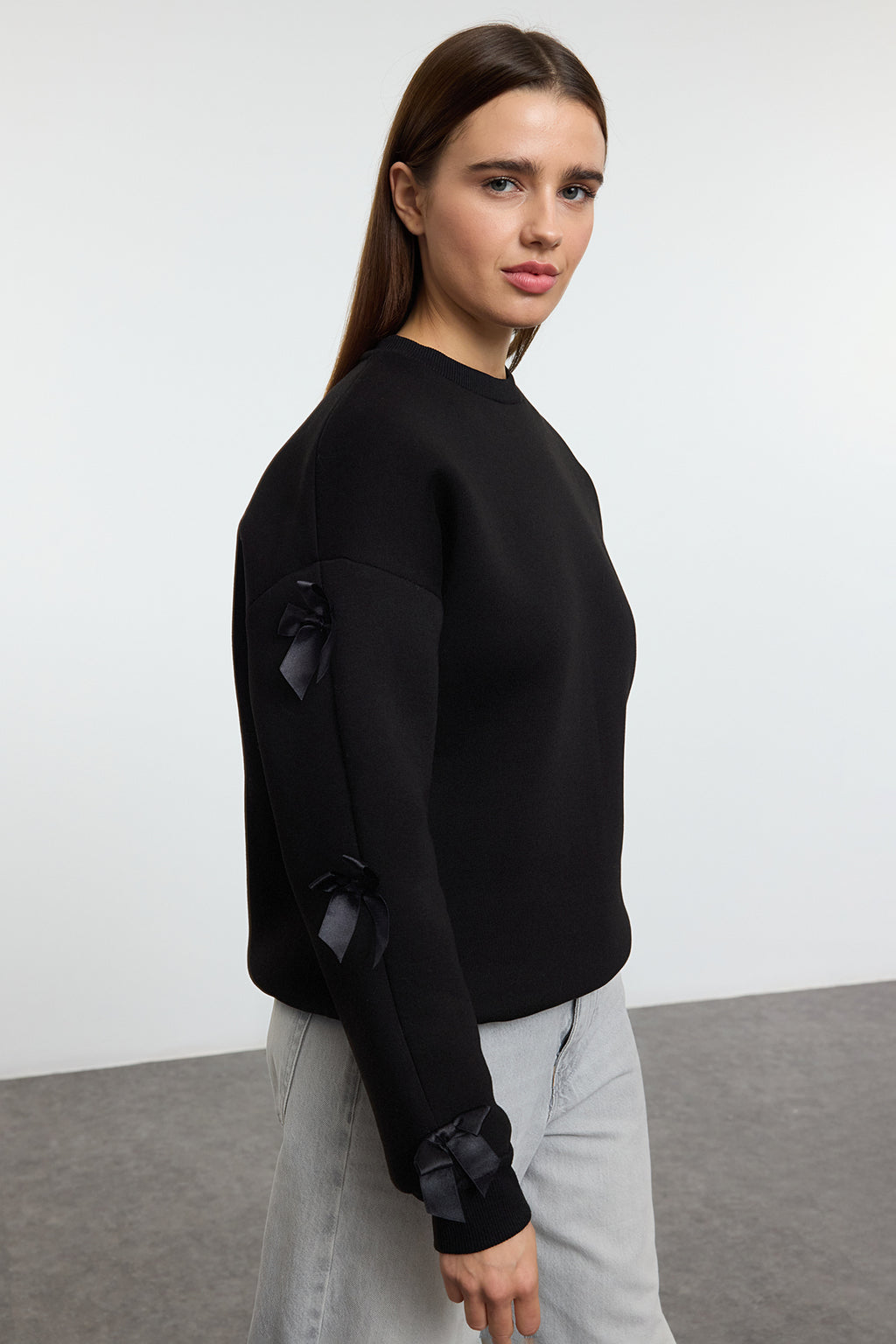Trendyolmilla Siyah Fiyonk Detaylı Oversize/Geniş Kalıp Kalın İçi Polarlı Örme Sweatshirt TWOAW25SW00249