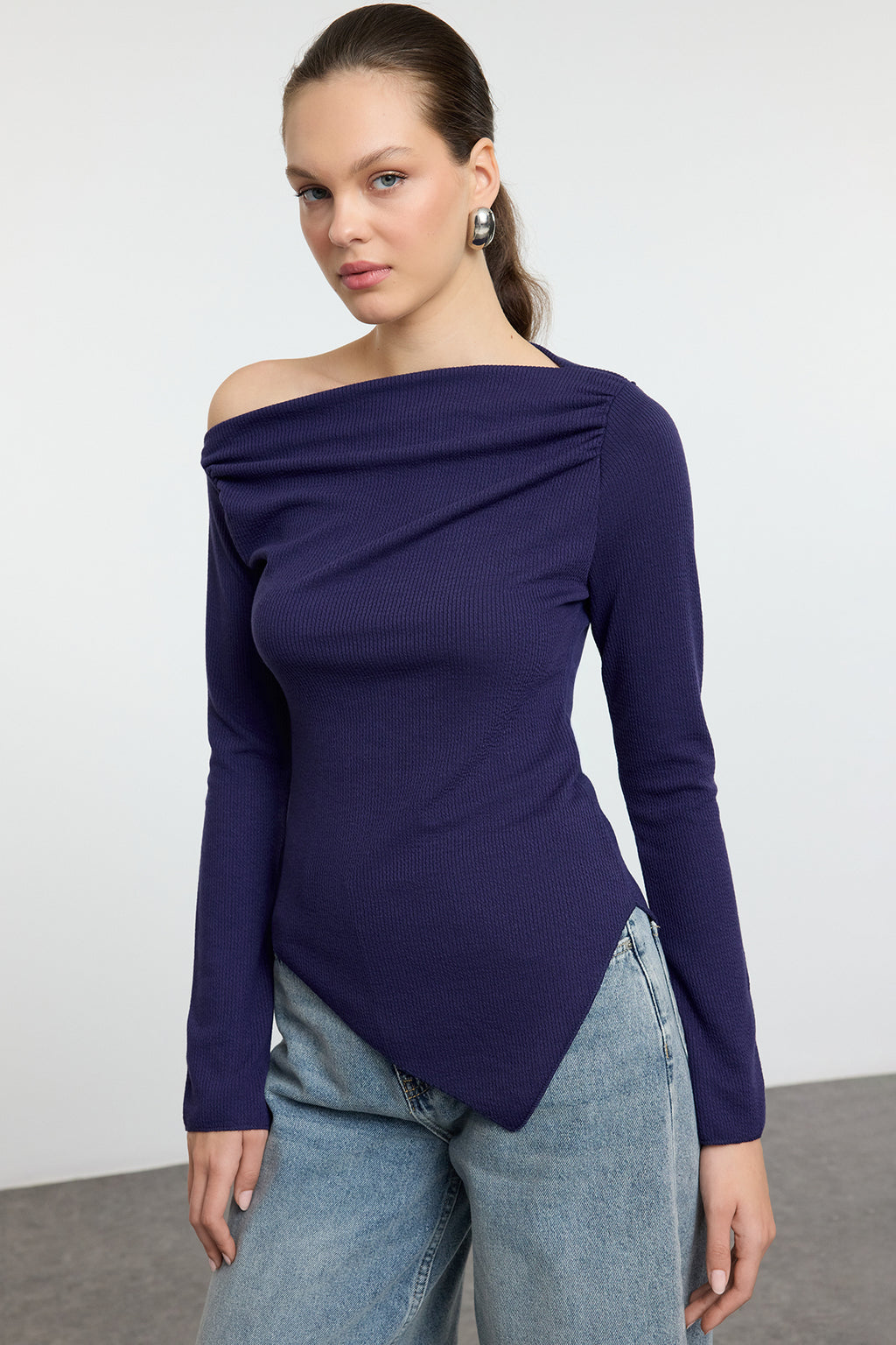 Trendyolmilla Bordo Drapeli Kayık Yaka Asimetrik Esnek Uzun Kol Örme Bluz TWOAW24BZ00393