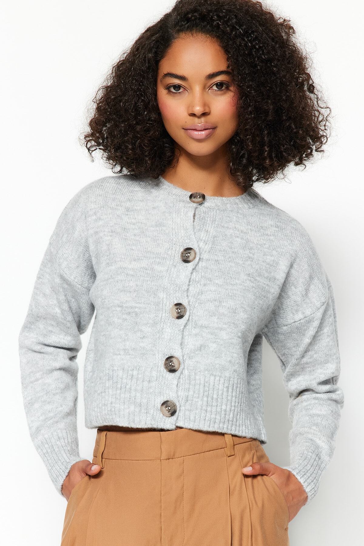 Trendyolmilla Gri Crop Yumuşak Dokulu Düğmeli Triko Hırka TWOAW24HI00198 Main image