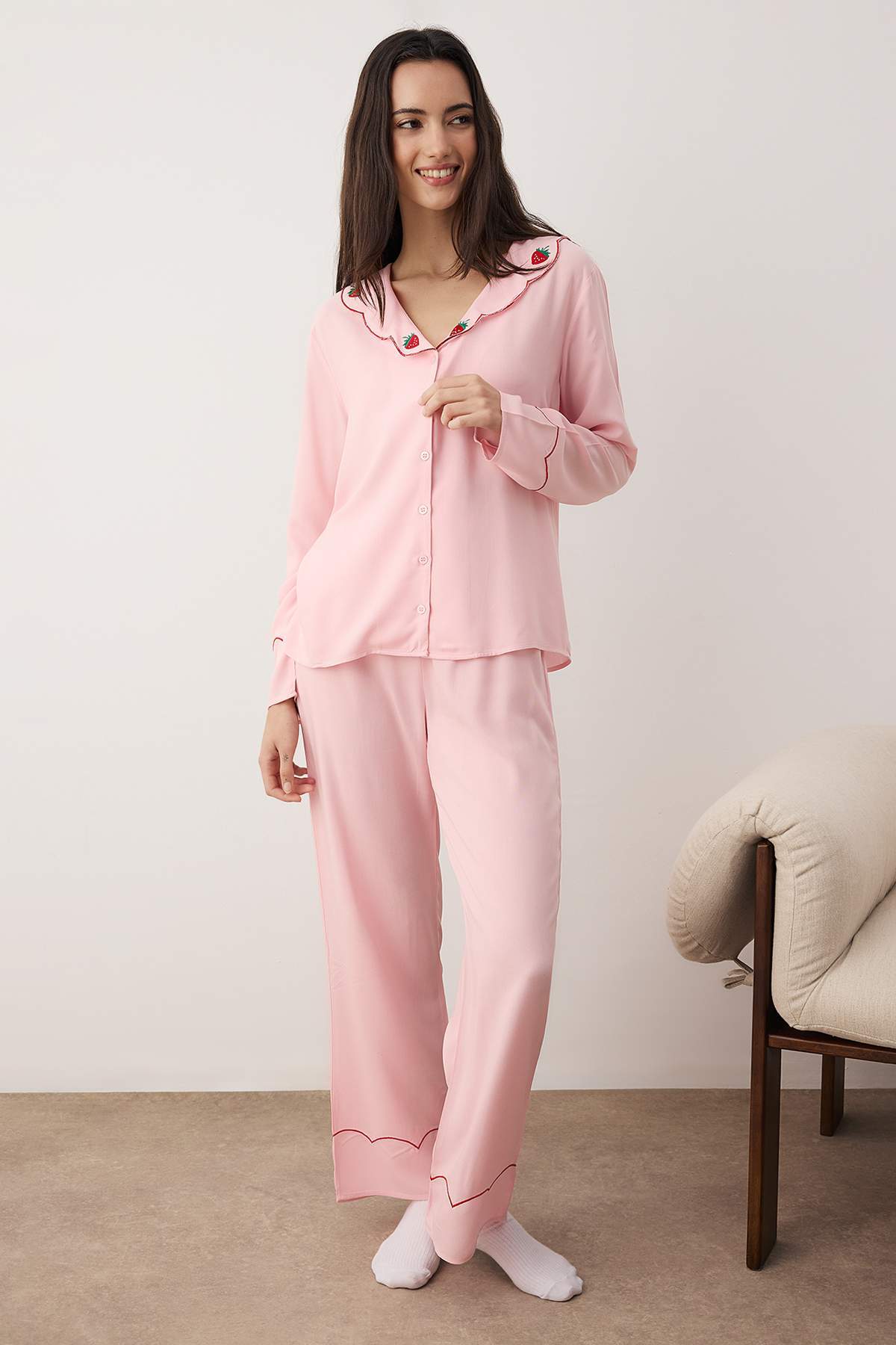 Pembe Çilek Nakışlı Viskon Dokuma Pijama Takımı THMAW26PT00169 Secondary image