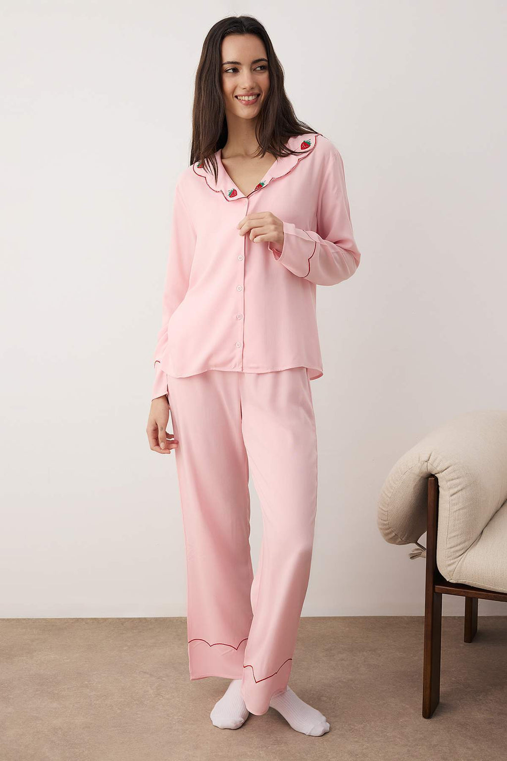 Pembe Çilek Nakışlı Viskon Dokuma Pijama Takımı THMAW26PT00169