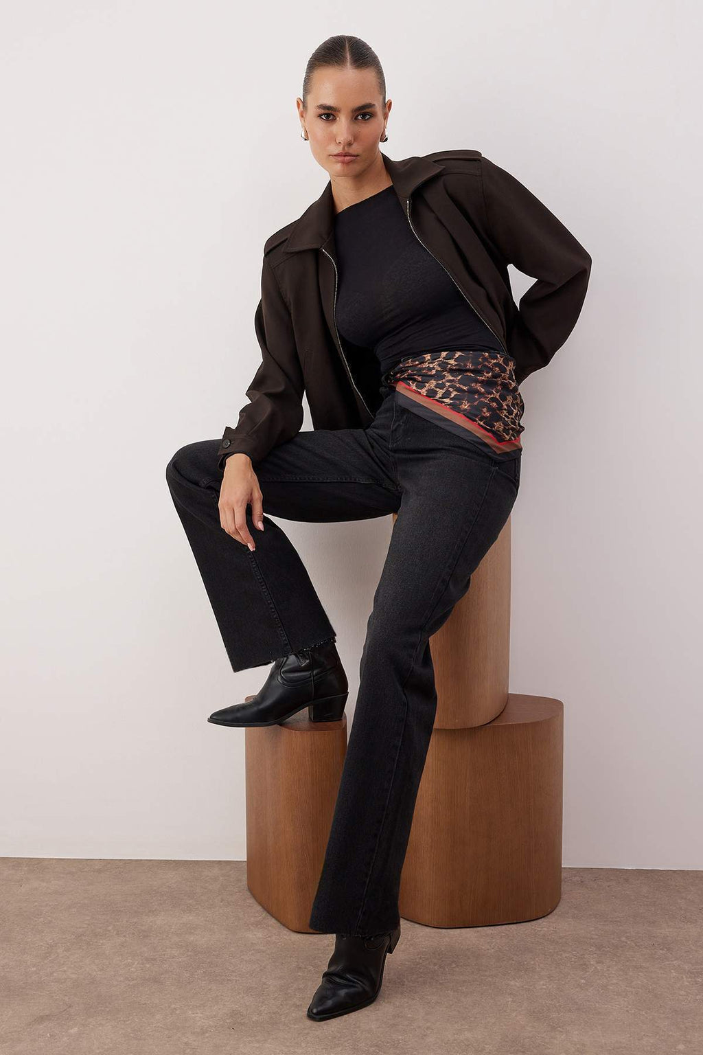 Siyah Leopar Desenli Fular Detaylı Paçası Kesikli Yüksek Bel Wide Leg Jeans TWOAW26JE00285