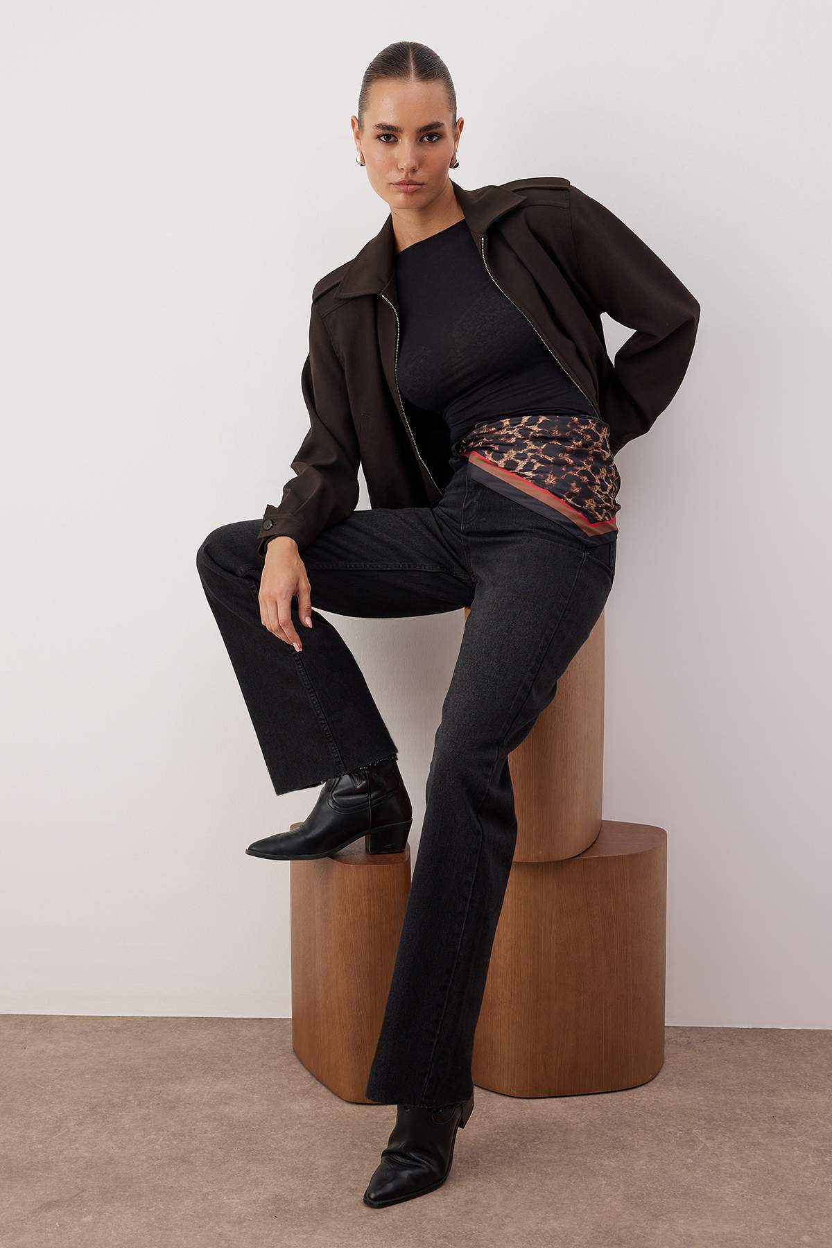 Siyah Leopar Desenli Fular Detaylı Paçası Kesikli Yüksek Bel Wide Leg Jeans TWOAW26JE00285