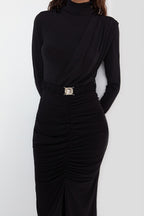 Trendyolmilla Siyah Fitted/Vücuda Oturan Dik Yaka Drapeli Kemerli Esnek Örme Kalem Elbise TWOAW22EL0434