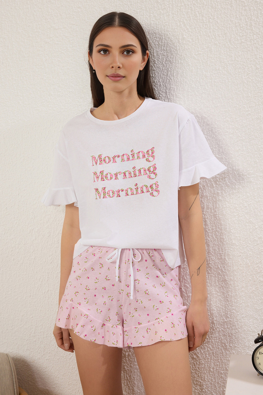 Trendyolmilla Pembe-Çok Renkli %100 Pamuklu Çiçekli ve Sloganlı Volanlı Şortlu Örme Pijama Takımı THMSS25PT00204