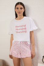 Trendyolmilla Pembe-Çok Renkli %100 Pamuklu Çiçekli ve Sloganlı Volanlı Şortlu Örme Pijama Takımı THMSS25PT00204