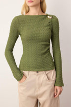 Trendyolmilla Kahverengi Fitted/Vücuda Oturan Aksesuar Detaylı Dokulu Uzun Kollu Esnek Örme Bluz TWOAW26BZ00134