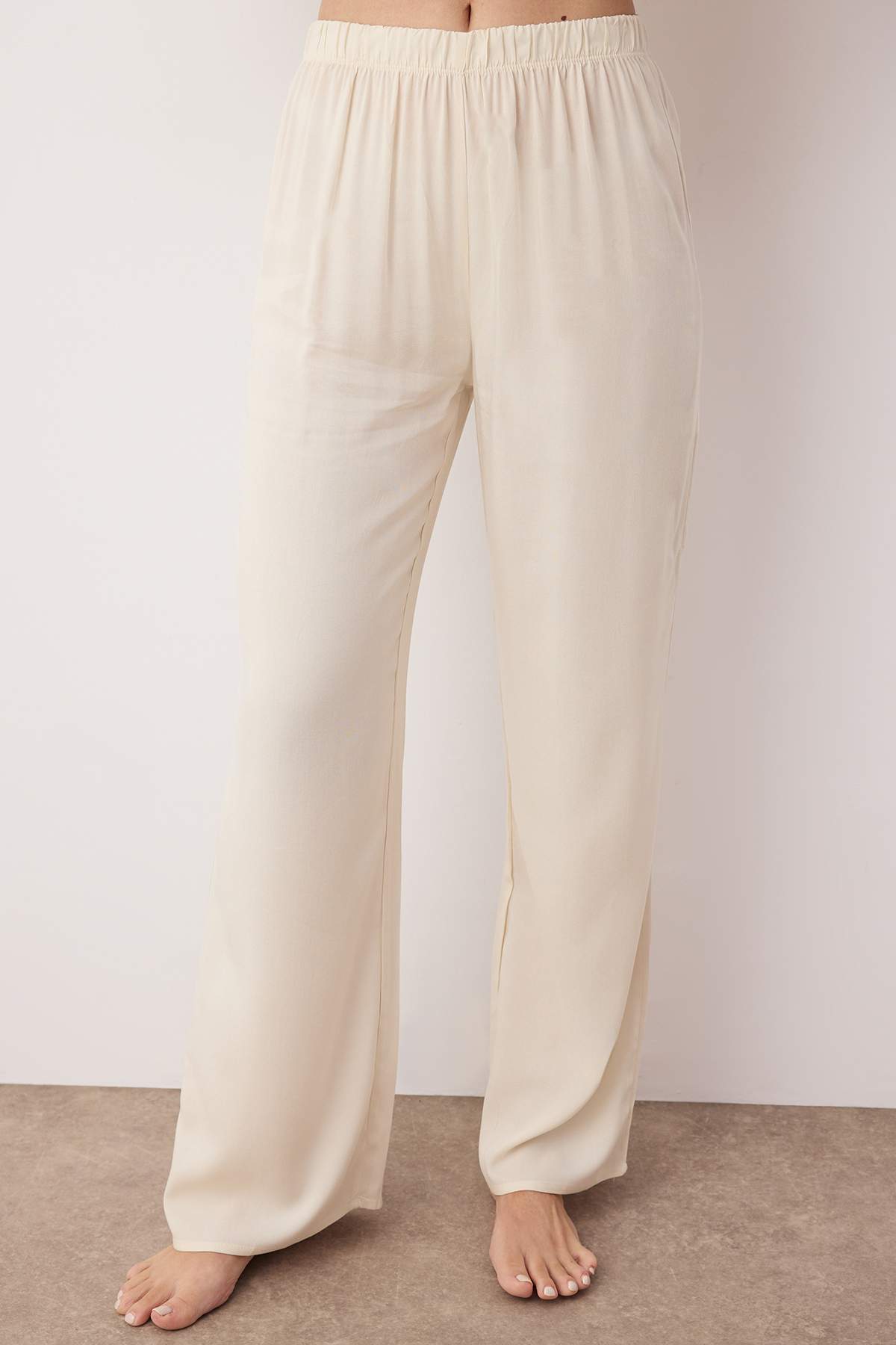 Trendyolmilla Siyah Kurdele/Fiyonk ve Biye Detaylı Viskon Dokuma Pijama Takımı THMAW26PT00007