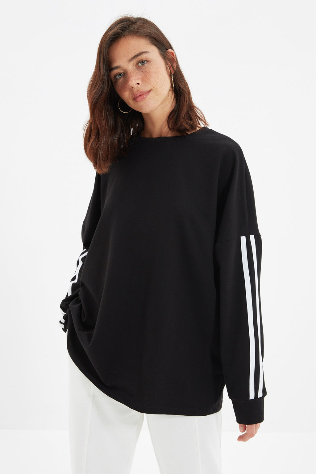 Siyah Şerit Detaylı Oversize/Geniş Kalıp İnce Örme Sweatshirt TWOAW22SW1258