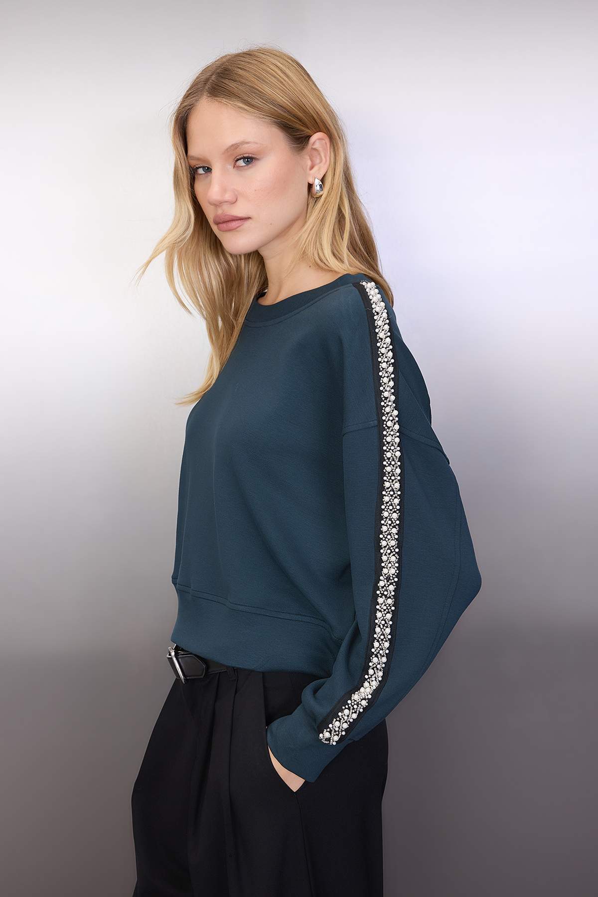 Petrol Taşlı Şerit Aksesuar Detaylı Bisiklet Yaka Regular/Normal Kesim Sweatshirt TWOAW26SW00033 Secondary image