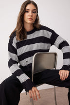 Trendyolmilla Siyah Crop Geniş Kalıp Çizgili Triko Kazak TWOAW24KZ00905