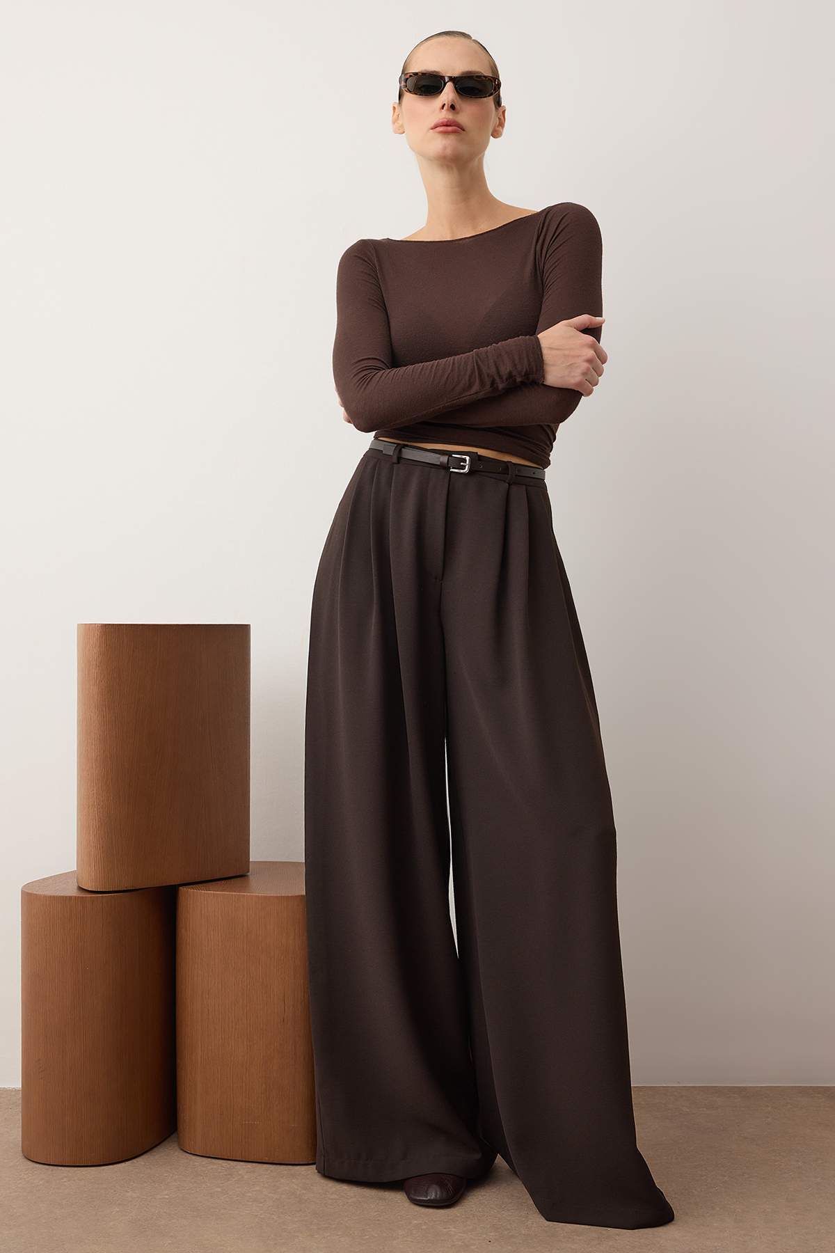 Trendyolmilla Siyah Kemerli Pilili Wide Leg/Extra Geniş Paça Dokuma Palazzo Pantolon TWOAW25PL00032