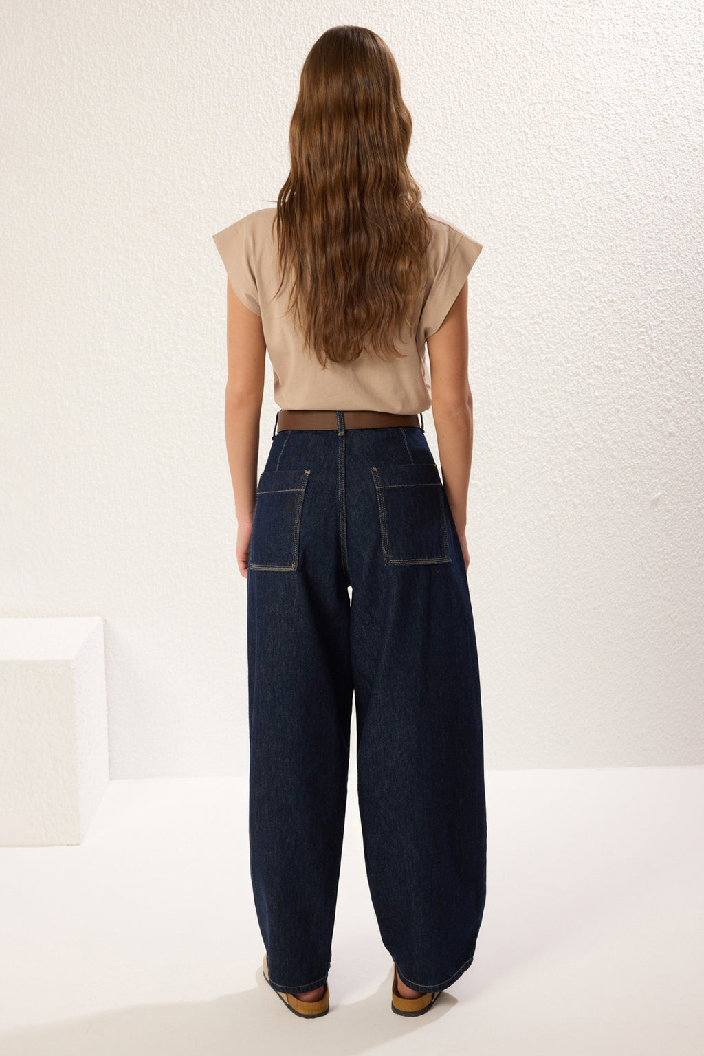 Trendyolmilla Ekru Kahverengi Kemerli Dikiş Detaylı Yüksek Bel Barrel Baggy Jeans TWOSS25JE00182
