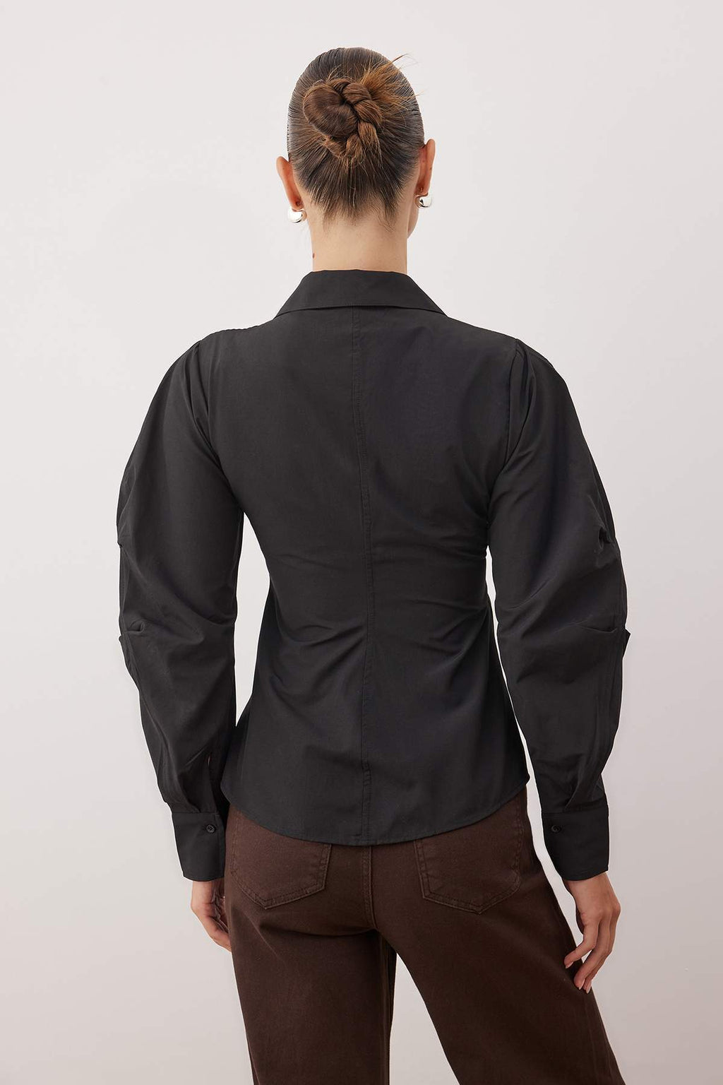 Trendyolmilla Siyah Balon Kol Detaylı Bele Oturan Asimetrik Fitted Gömlek TWOSS25GO00155