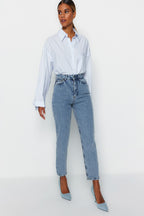 Trendyolmilla Siyah Yüksek Bel Mom %100 Pamuk Non-Stretch Jeans TWOSS23JE00067