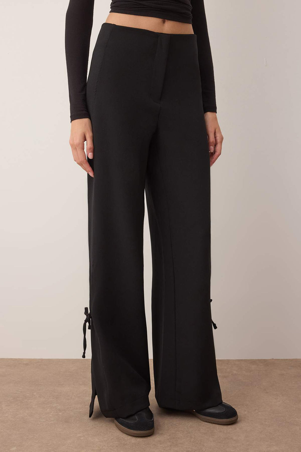 Siyah Paça Yırtmaç ve Fiyonk Detaylı Wide Leg/Geniş Paça Pantolon TWOAW26PL00052