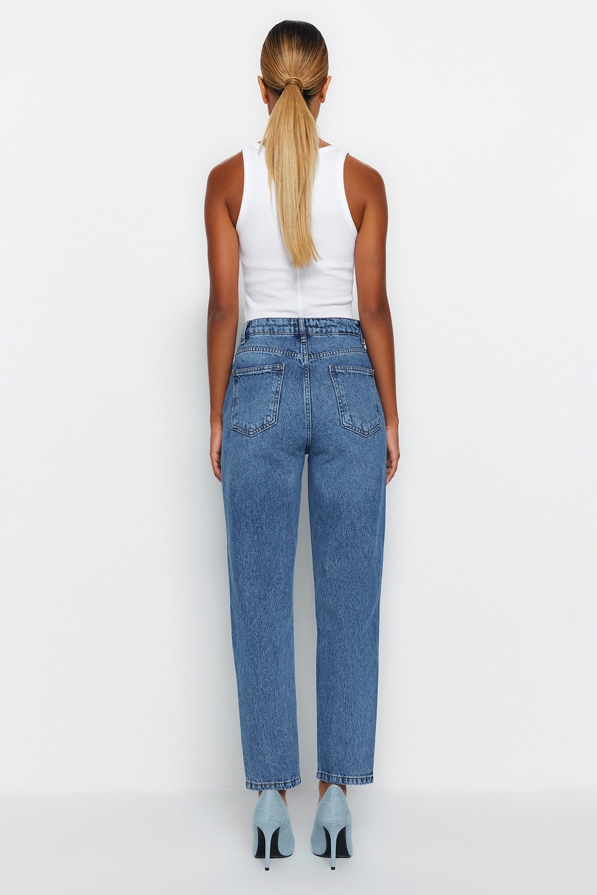 Trendyolmilla Mavi Yüksek Bel Mom %100 Pamuk Non-Stretch Jeans TWOAW24JE00076