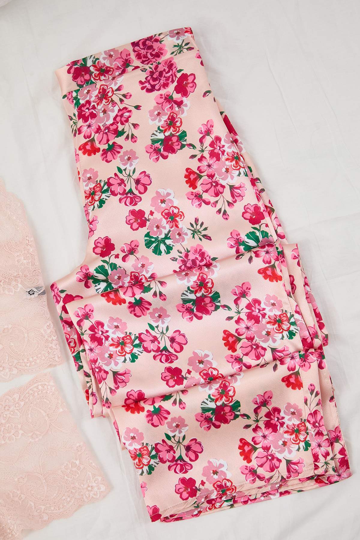 Trendyolmilla Çok Renkli 3'lü Çeyiz Set Çiçekli Üst Dantel, Alt Saten Külotlu Dokuma Pijama Takımı THMAW26PT00077