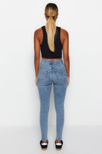 Trendyolmilla Açık Mavi Şekillendiren Etki Yüksek Bel Esnek Skinny Jeans TWOAW24JE00070
