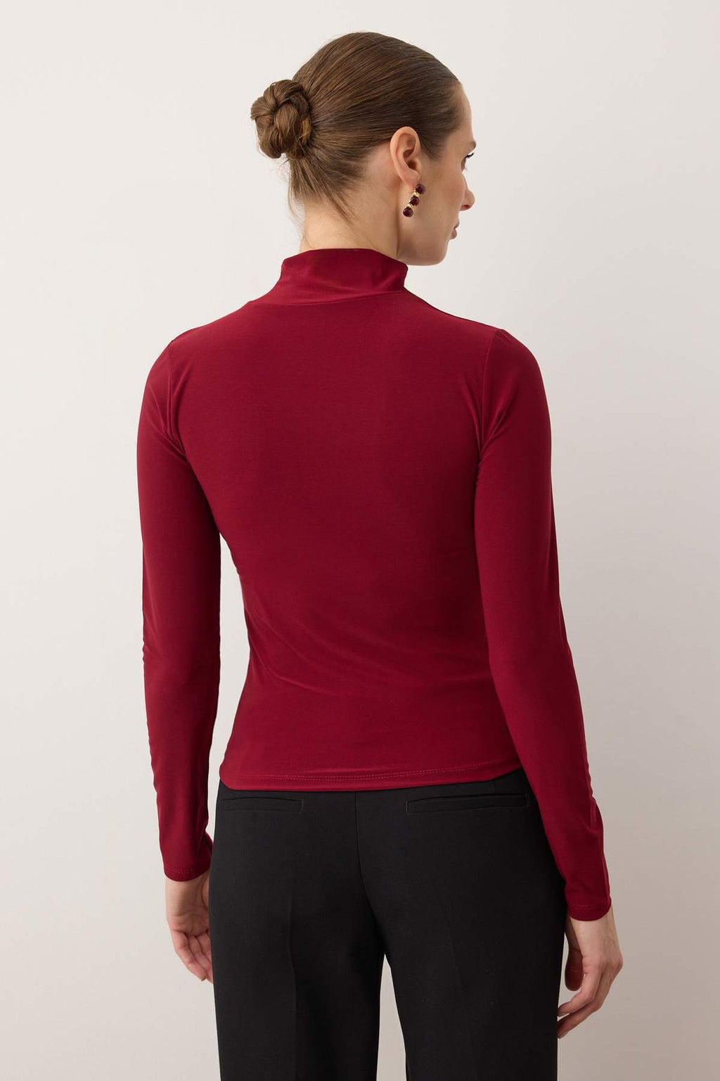 Trendyolmilla Siyah Fitted/Vücuda Oturan Uzun Kollu Dik Yaka Fitilli Esnek Örme Bluz TWOAW25BZ00078