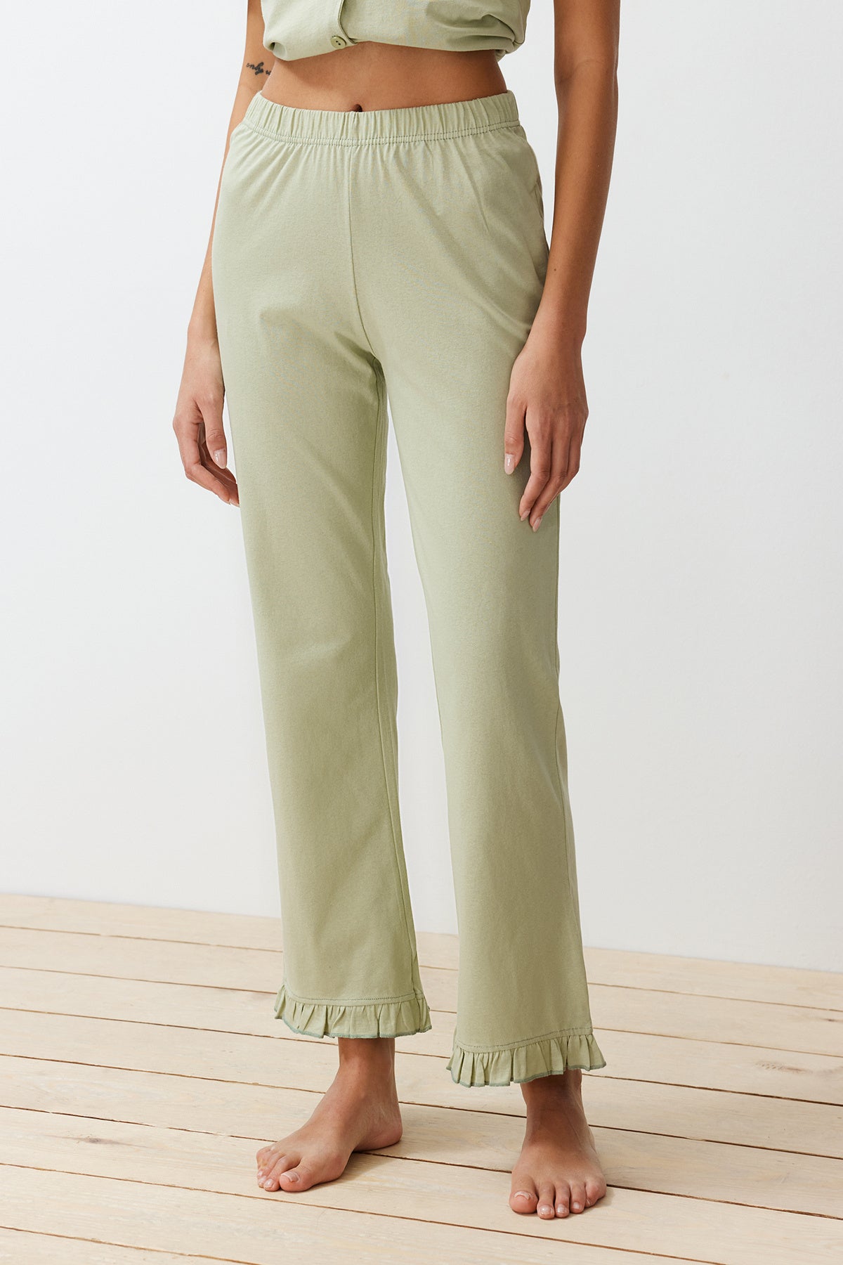 Trendyolmilla Gül Kurusu %100 Pamuklu Fırfır Detaylı Örme Pijama Takımı THMSS24PT00223