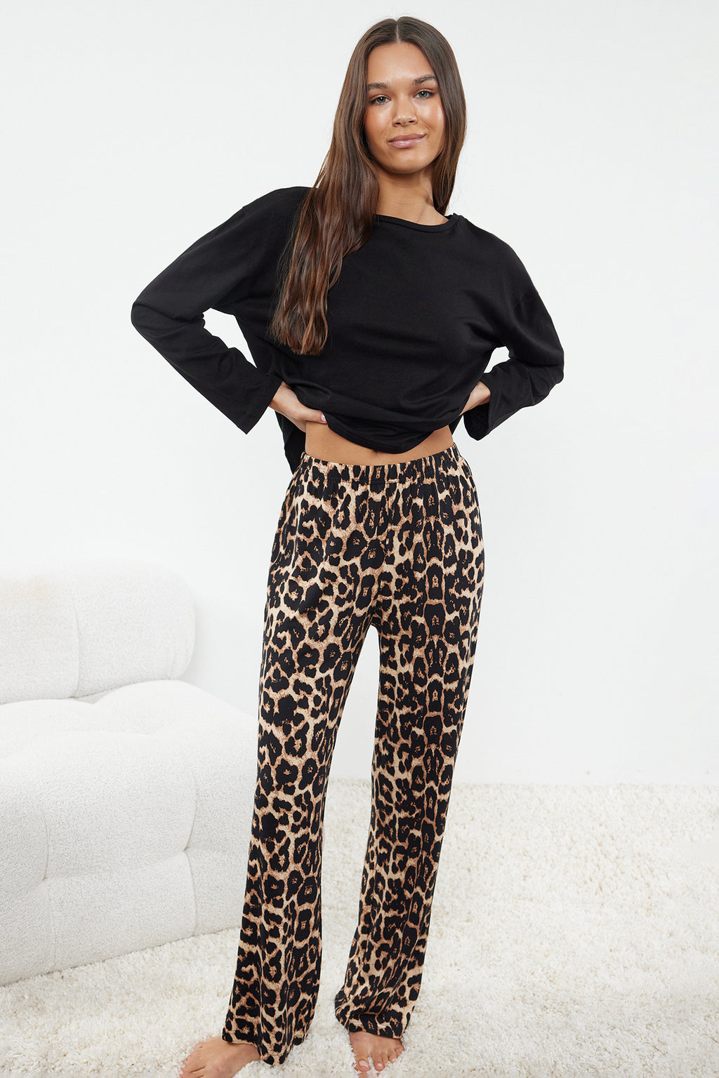 Trendyolmilla Beyaz-Siyah Leopar Desenli Örme Pijama Takımı THMAW25PT00100