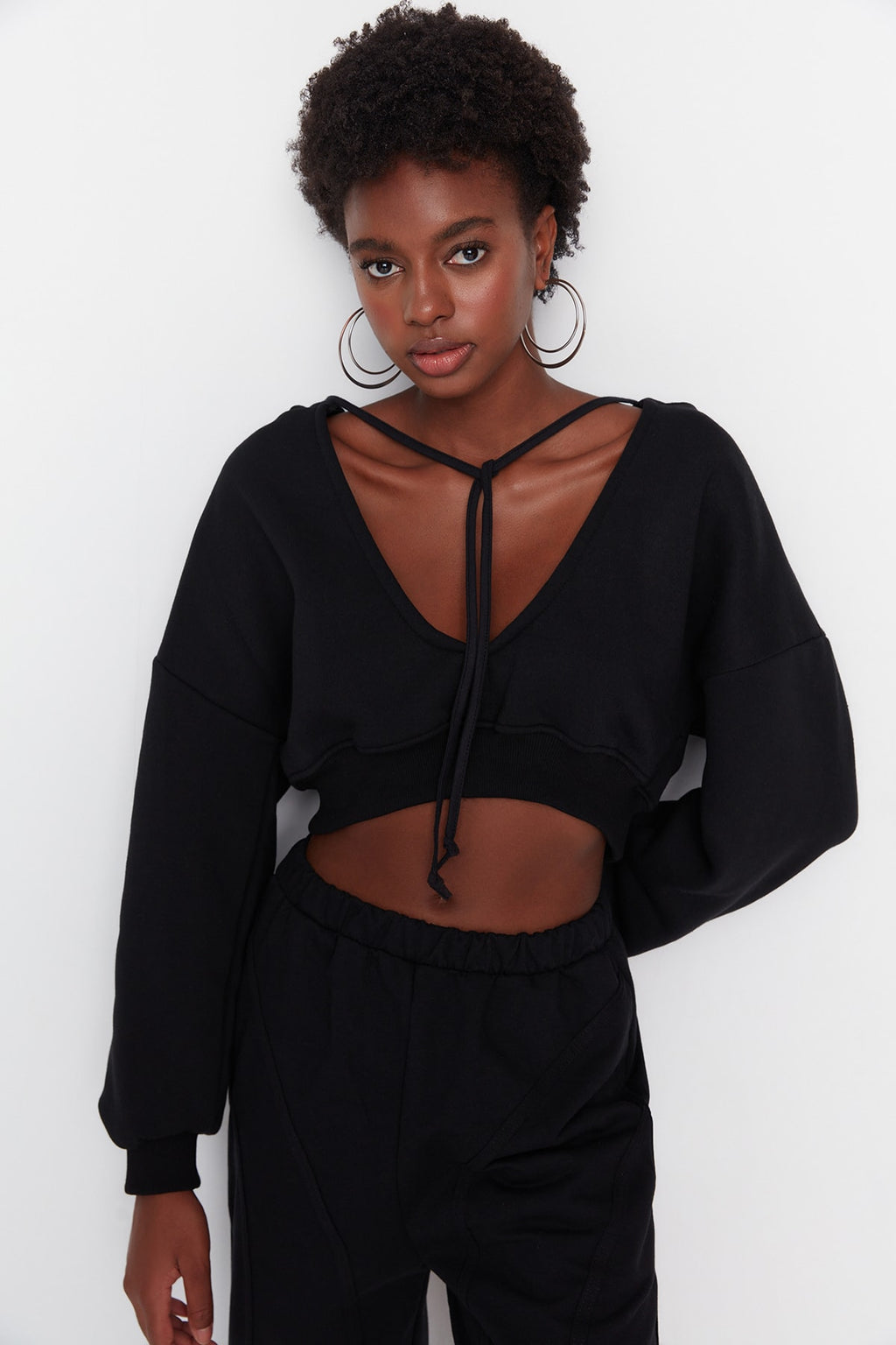 Trendyolmilla Siyah Kalın İçi Polarlı Kapüşonlu V Yaka Rahat Kesim Crop Örme Sweatshirt TWOAW23SW00096