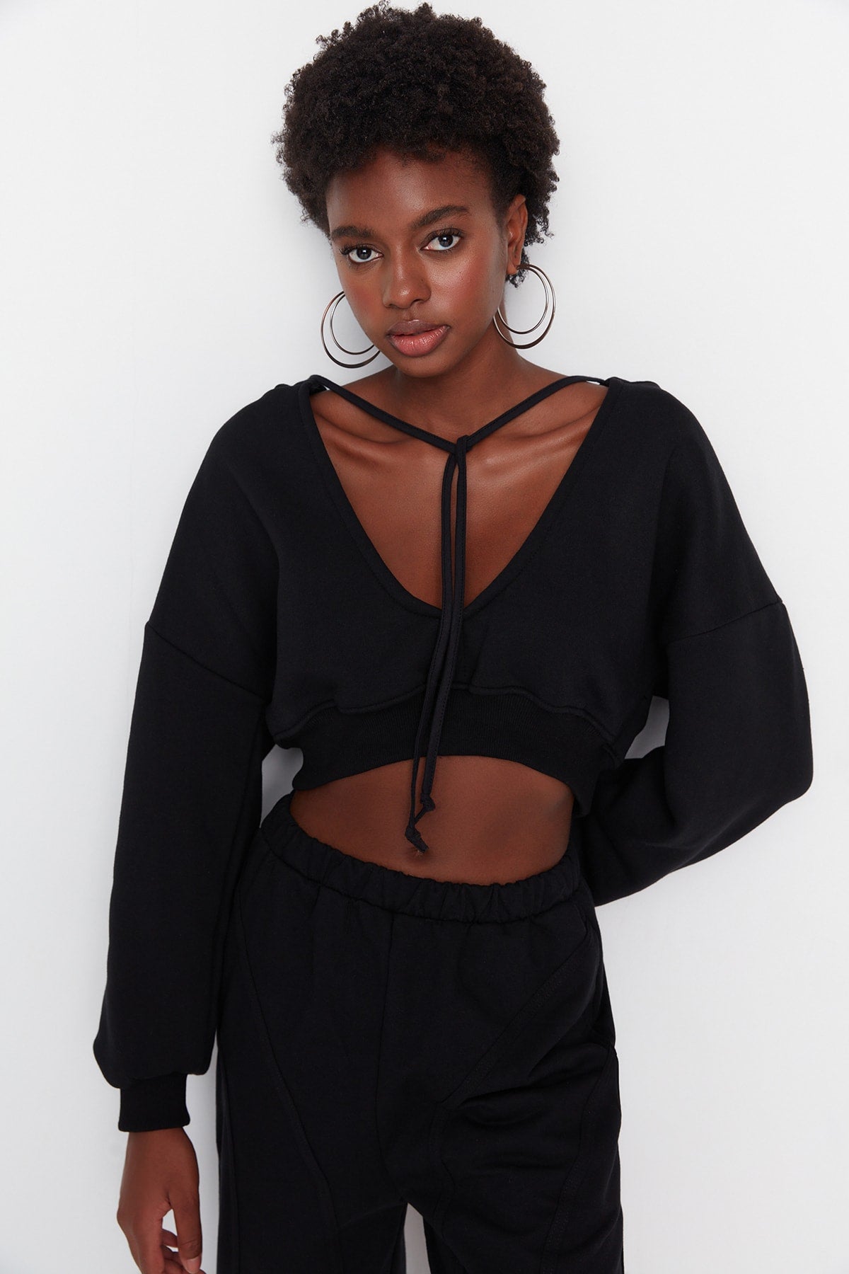 Trendyolmilla Siyah Kalın İçi Polarlı Kapüşonlu V Yaka Rahat Kesim Crop Örme Sweatshirt TWOAW23SW00096