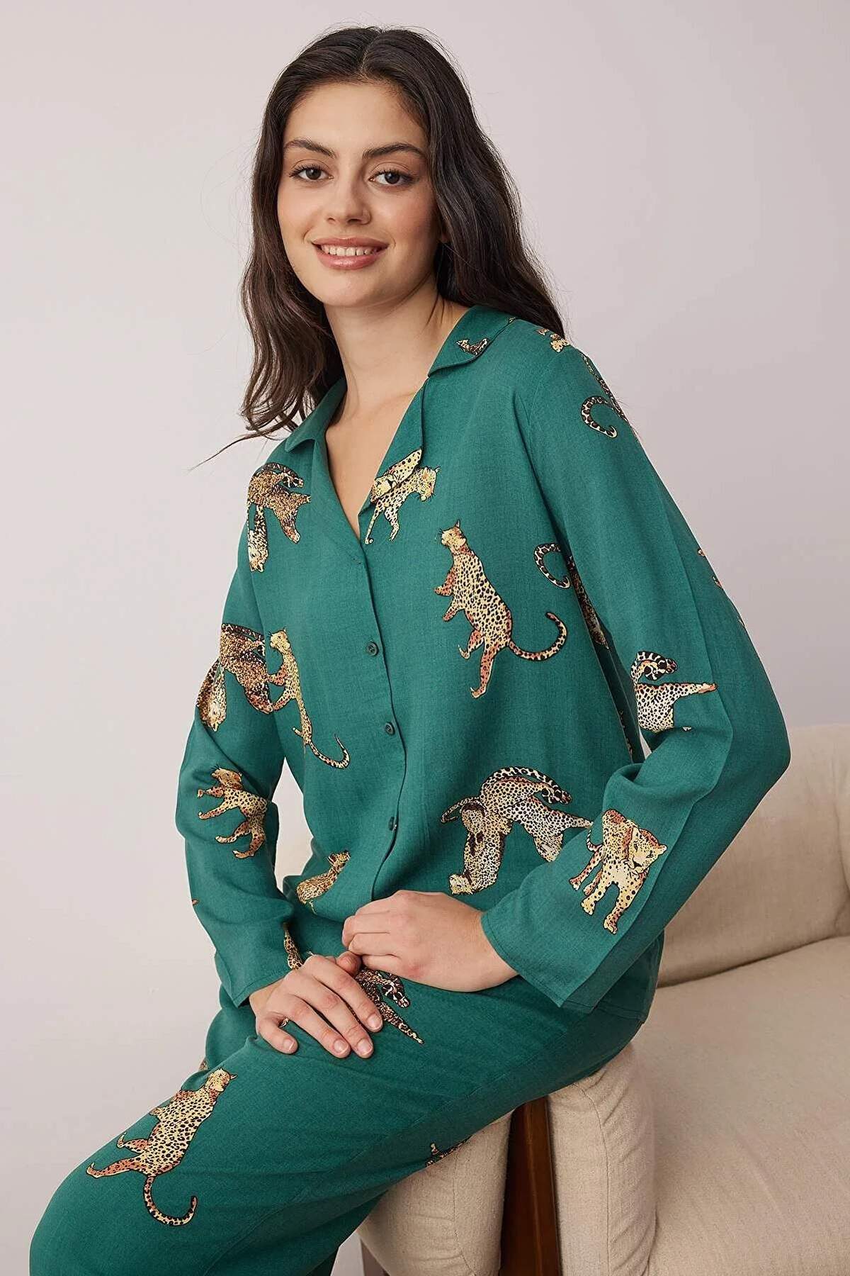 Trendyolmilla Ekru Kaplan Desenli Viskon Dokuma Pijama Takımı THMAW25PT00036